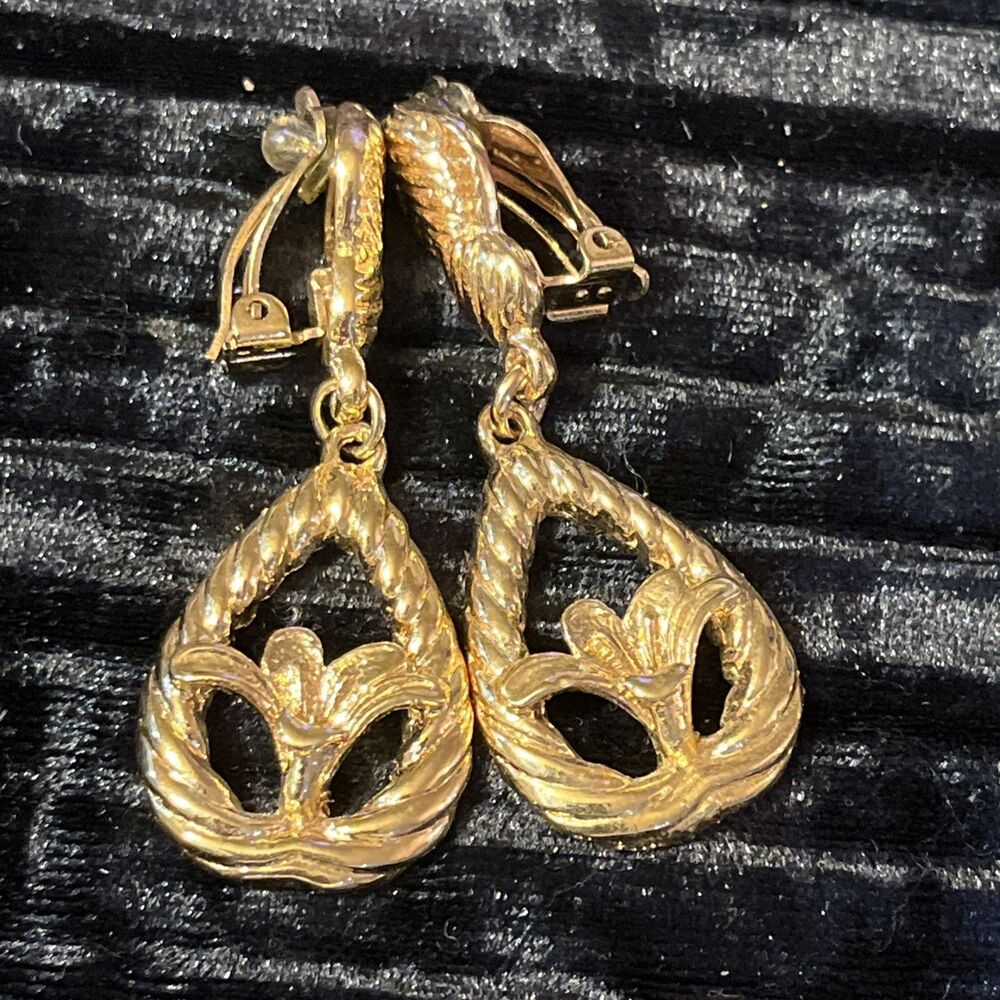 Vintage 1970s Goldtone Lily Tulip Flower Teardrop Dangle Drop Clip On Earrings